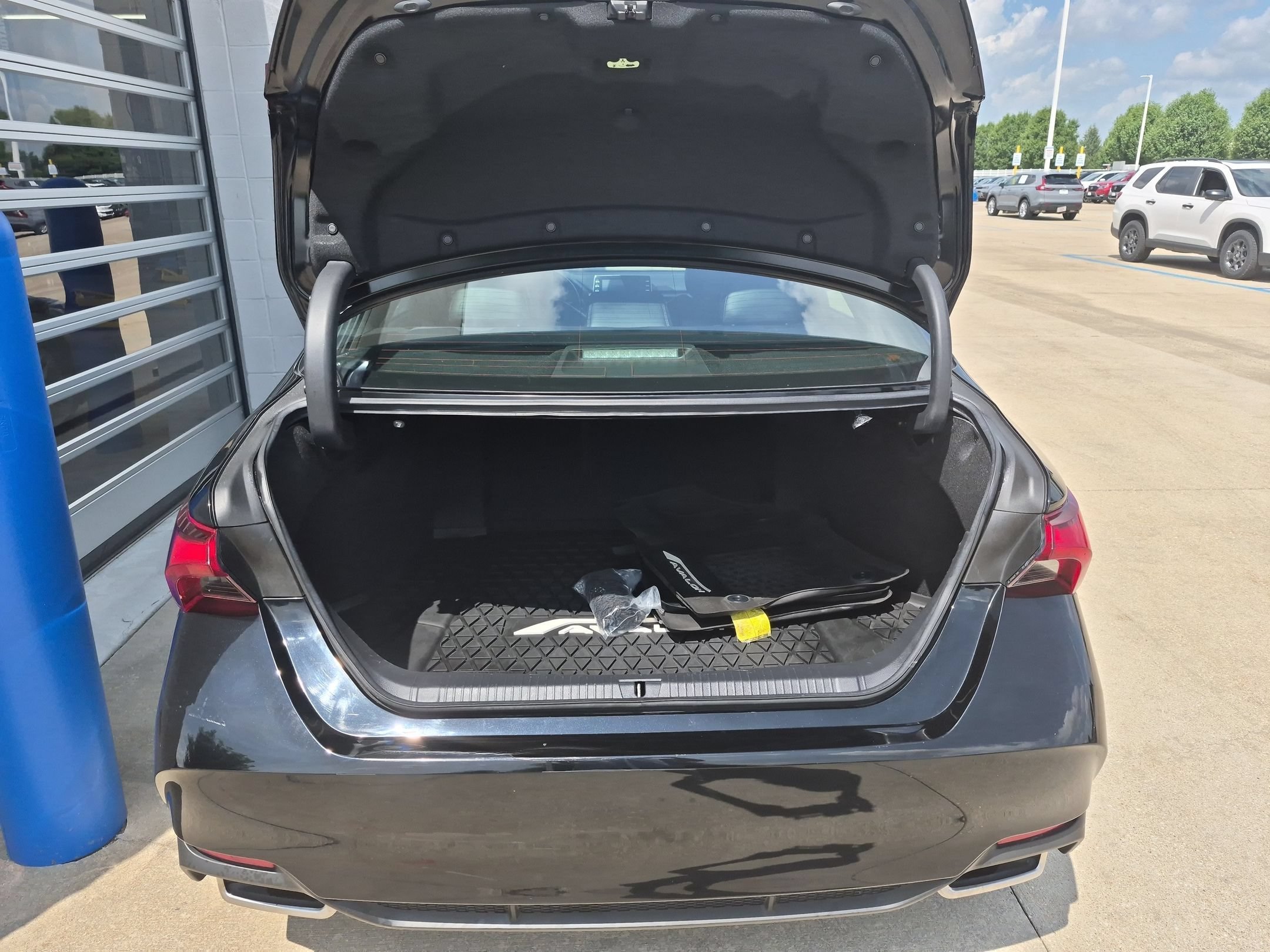 Used 2019 Midnight Black Metallic Toyota XLE image 26
