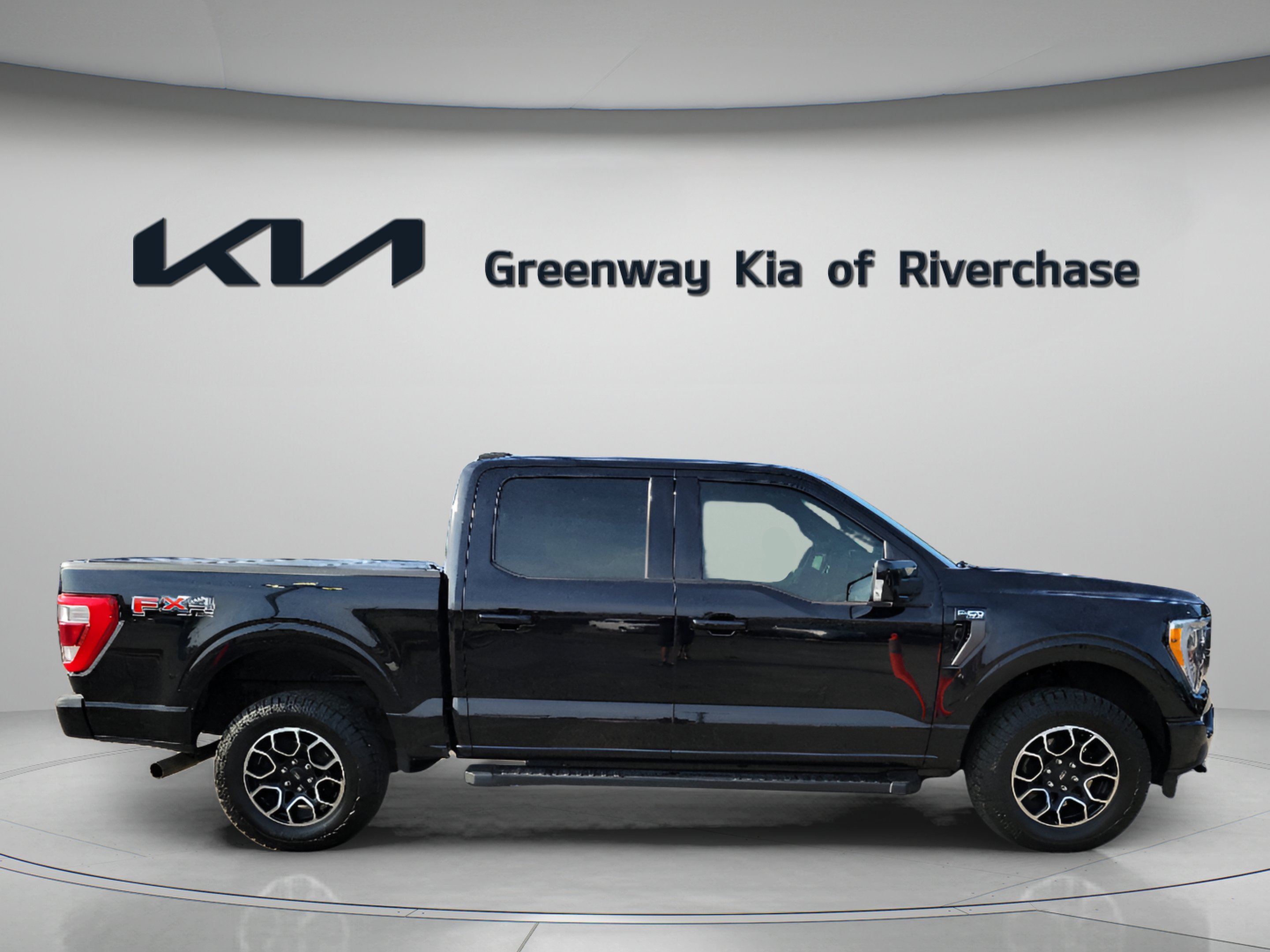 Used 2022 Black Metallic Ford Lariat image 7