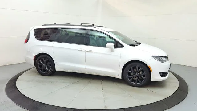 Used 2018 White Chrysler Touring L image 13
