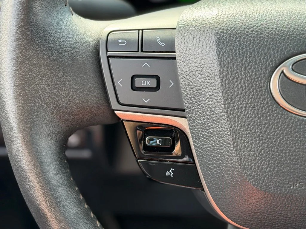 Used 2025  Toyota XLE image 12