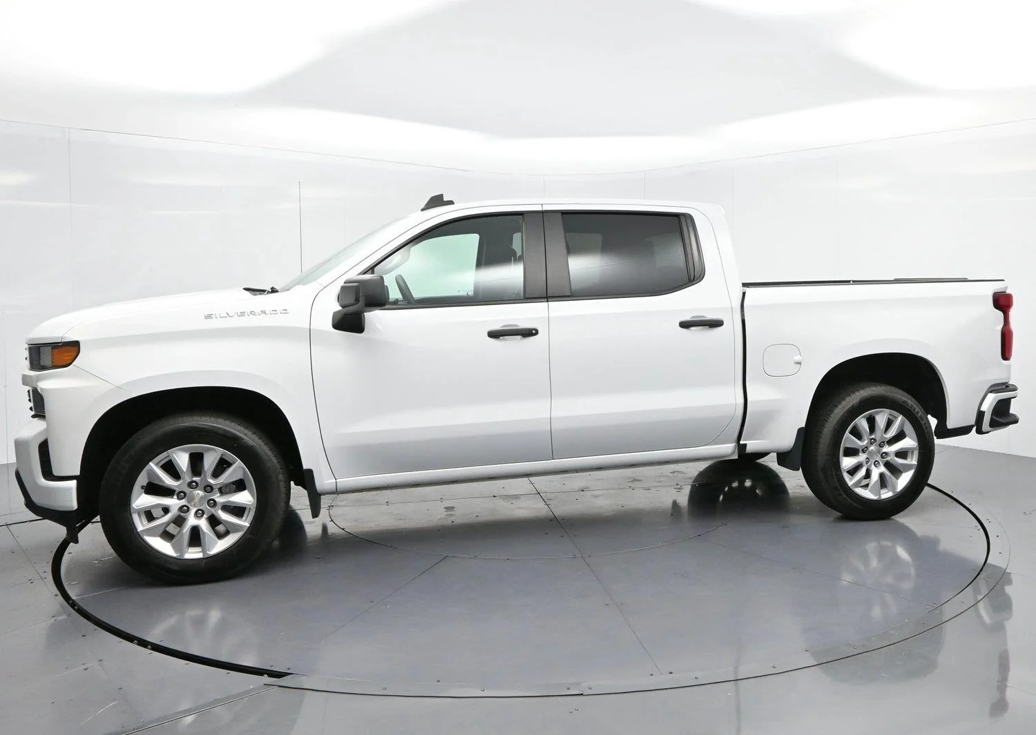 Used 2022 Summit White Chevrolet Custom image 4