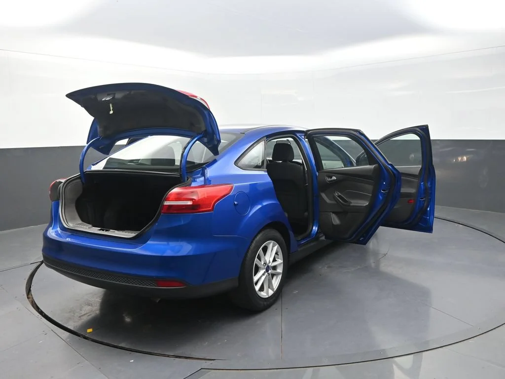 Used 2018 Blue Ford SE image 36