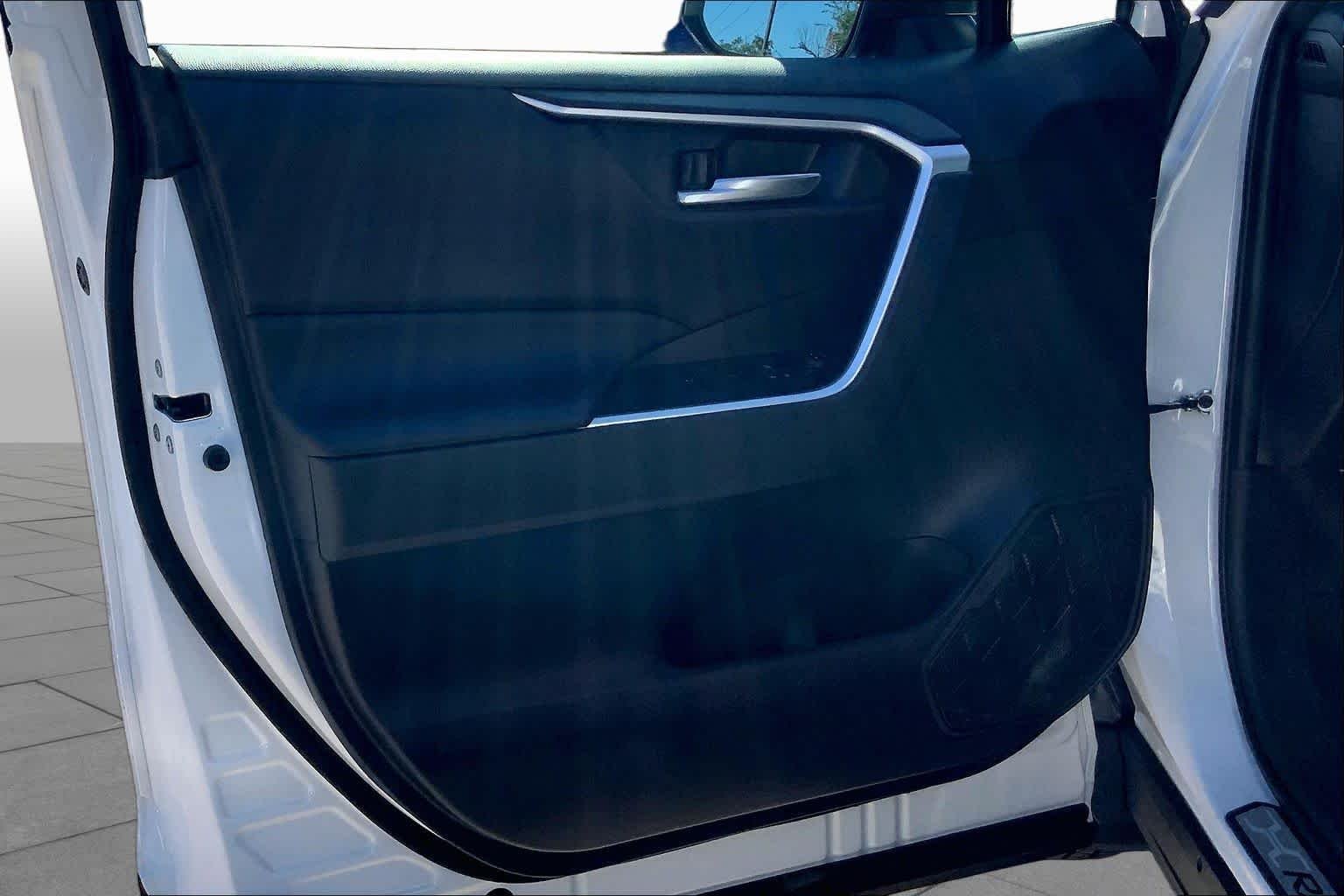 Used 2025 Ice Cap Toyota Hybrid XLE image 19