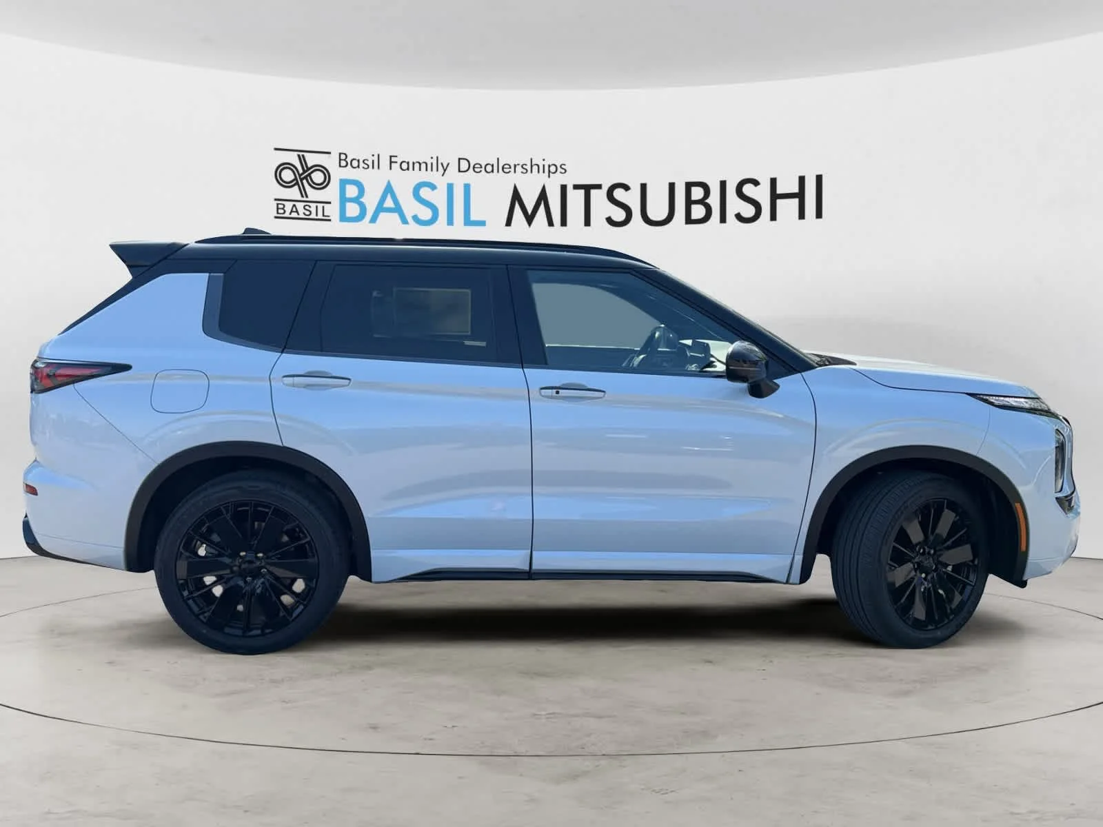 New 2026 White Diamond/Black Roof Mitsubishi Black Edition image 6