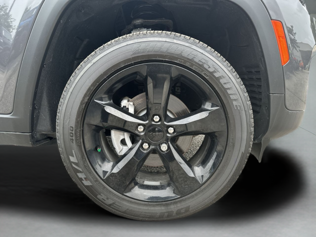 New 2025 Baltic Gray Metallic Clear-Coat Exterior Paint Jeep Altitude X image 45
