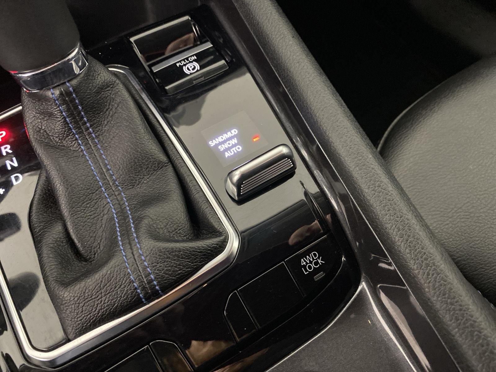 Used 2022 Diamond Black Crystal Pearlcoat Jeep Latitude image 28