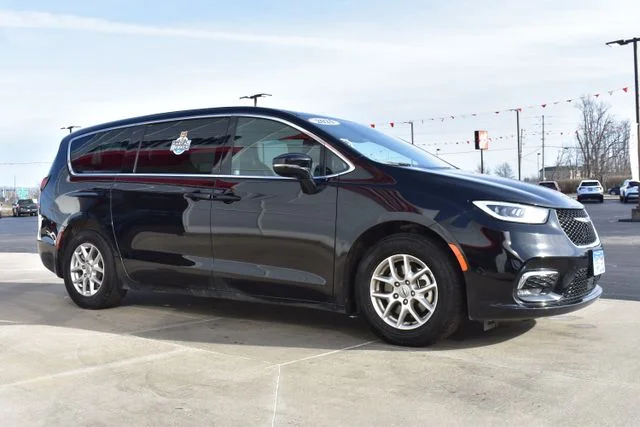 Used 2025 Black Chrysler Select image 4