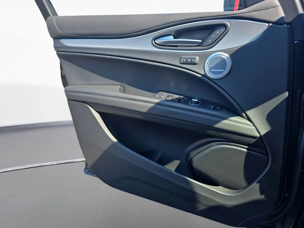 New 2026 Vulcano Black Metallic Exterior Paint Alfa Romeo Veloce image 28