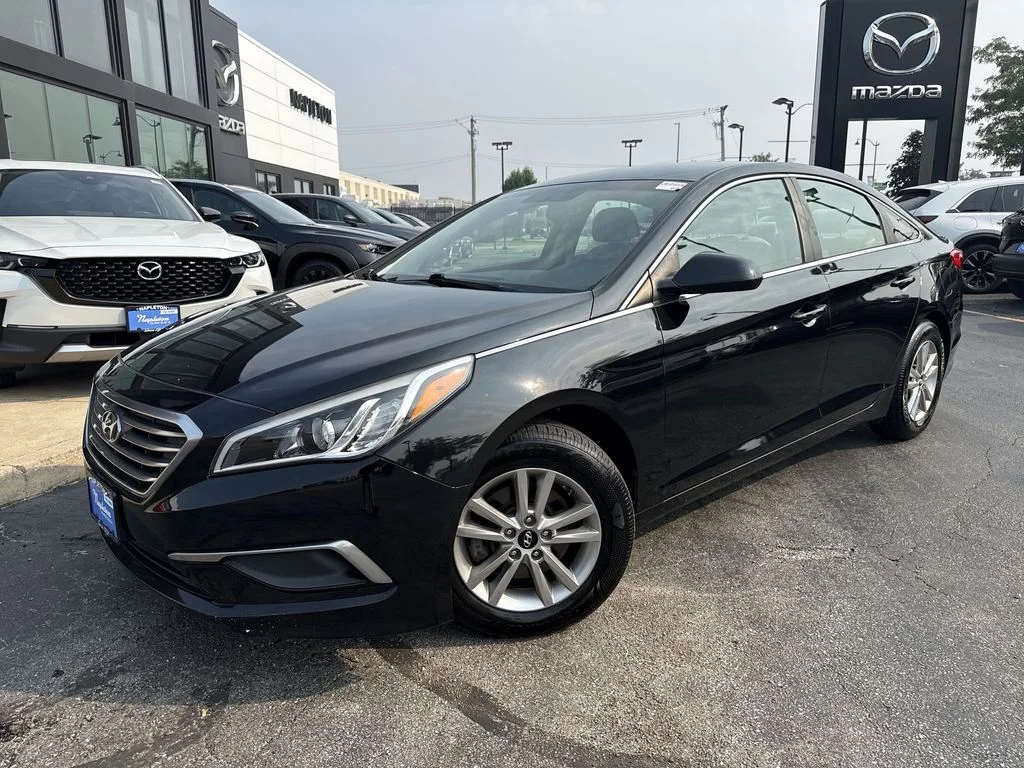 Used 2017 Black Hyundai SE image 7