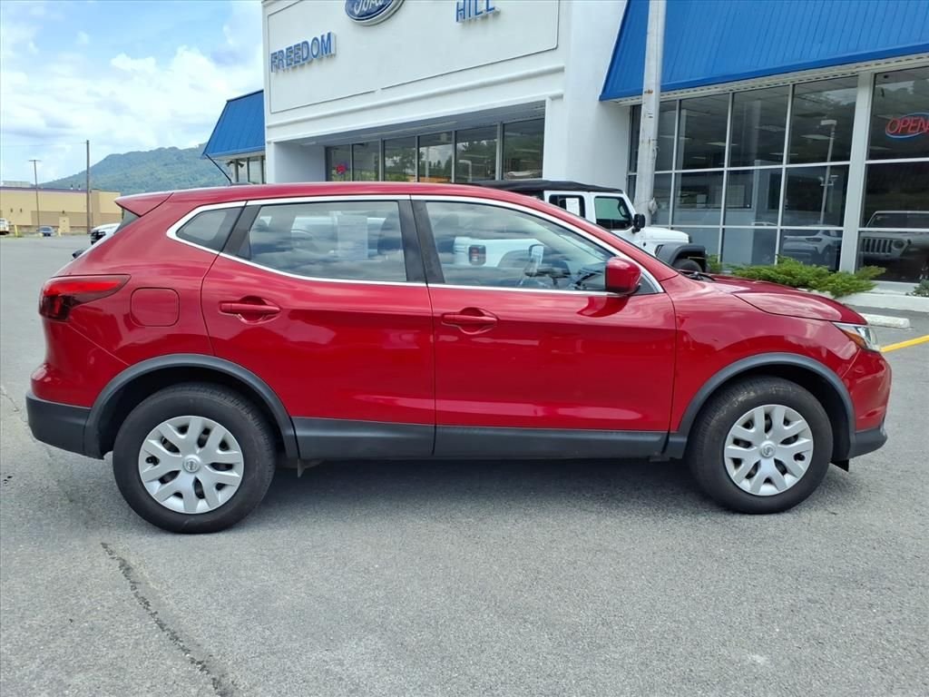 Used 2018 Ruby Nissan S image 10