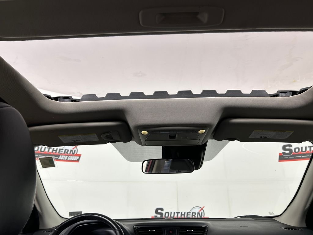 Used 2018 Red Nissan SL image 19