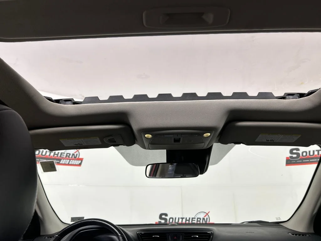 Used 2018 Red Nissan SL image 19