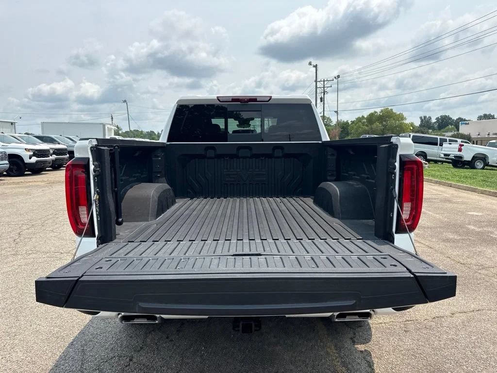 Used 2025 Summit White GMC AT4 image 33