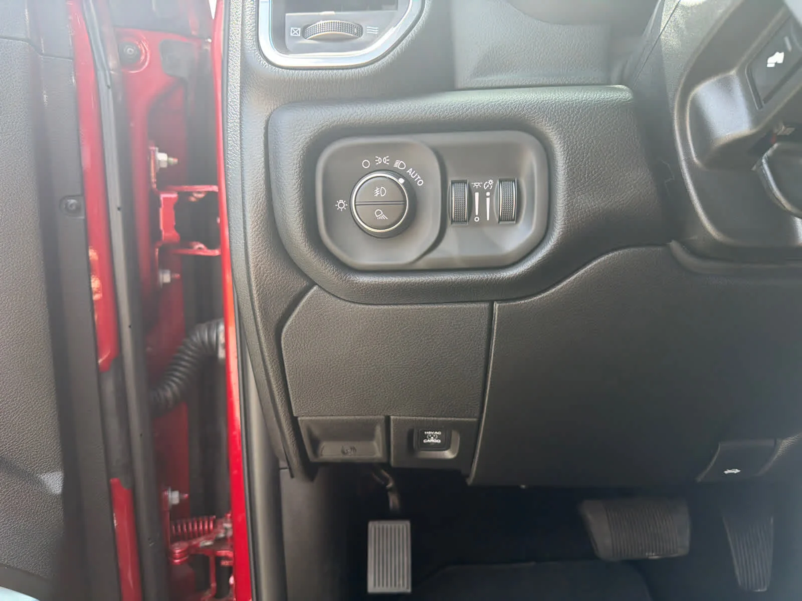 New 2026 Molten Red Pearl-Coat Exterior Paint RAM Laramie image 30