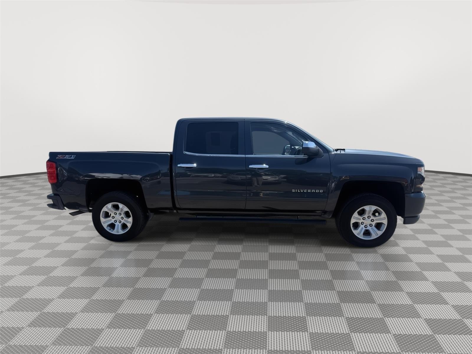 Used 2017 GRAPHITE METALLIC Chevrolet LT image 7