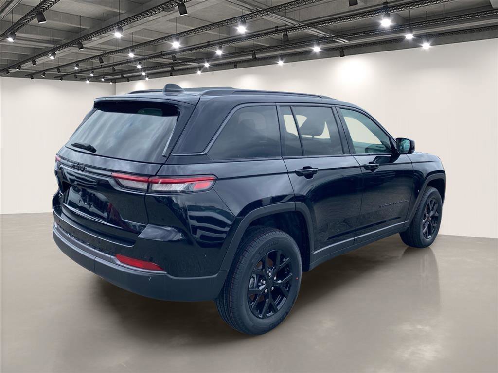 New 2026 Diamond Black Crystal Pearl-Coat Exterior Paint Jeep Altitude image 4