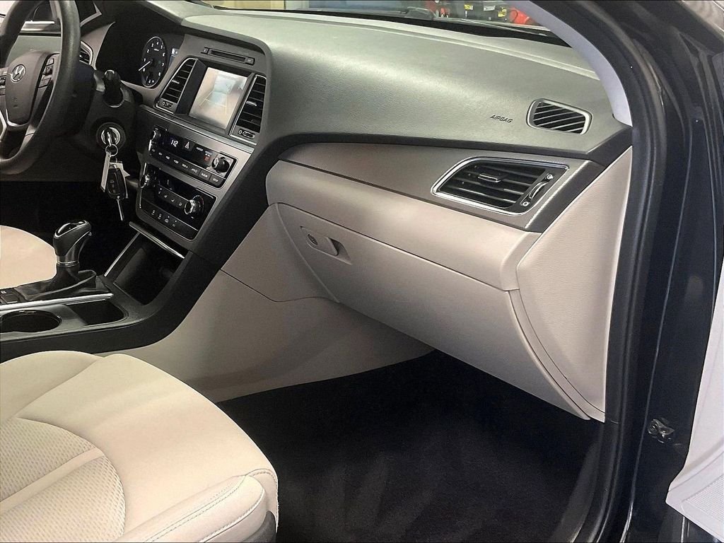 Used 2017 Black Hyundai SE image 13