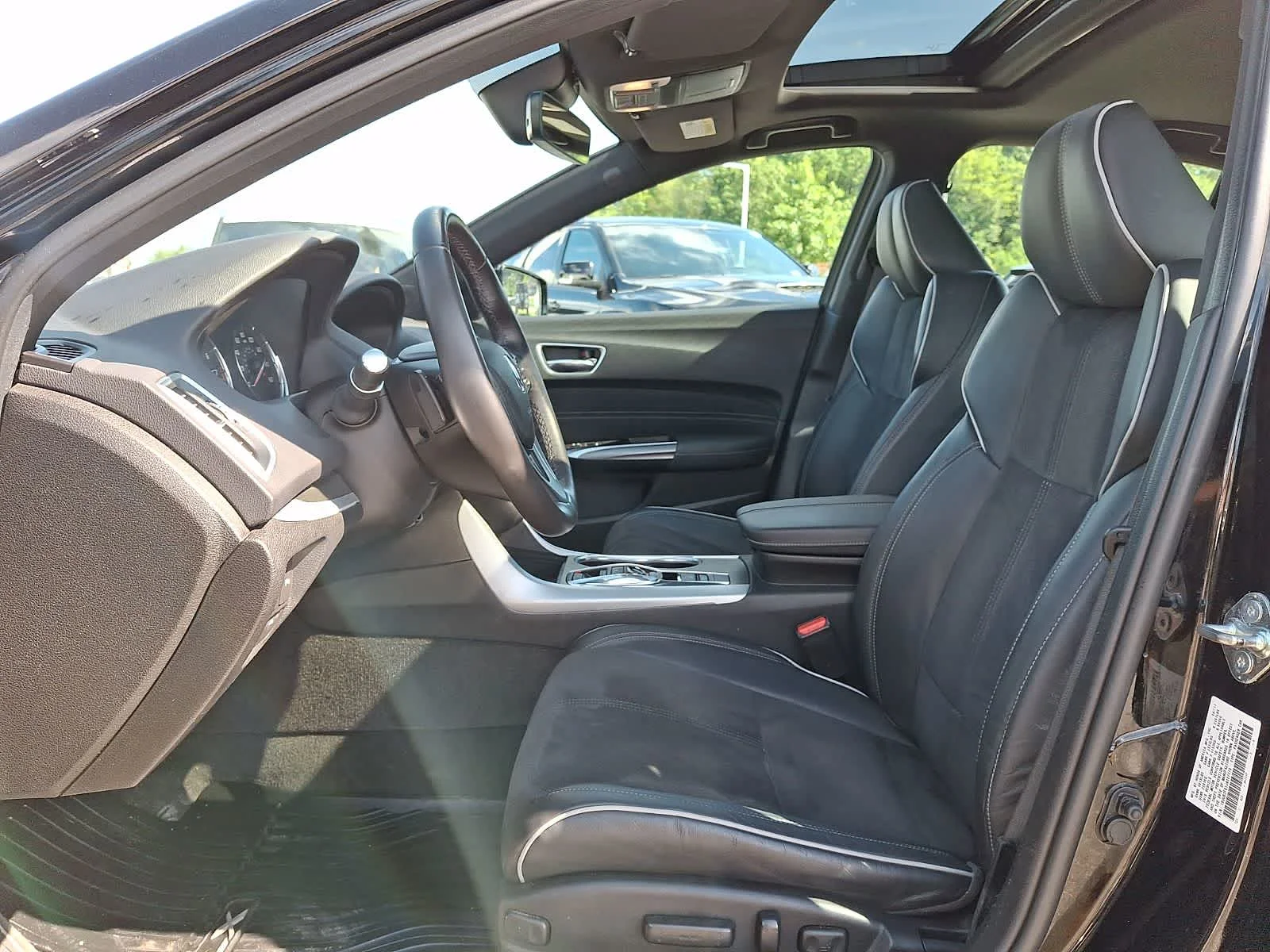 Used 2018 Black Acura  image 15