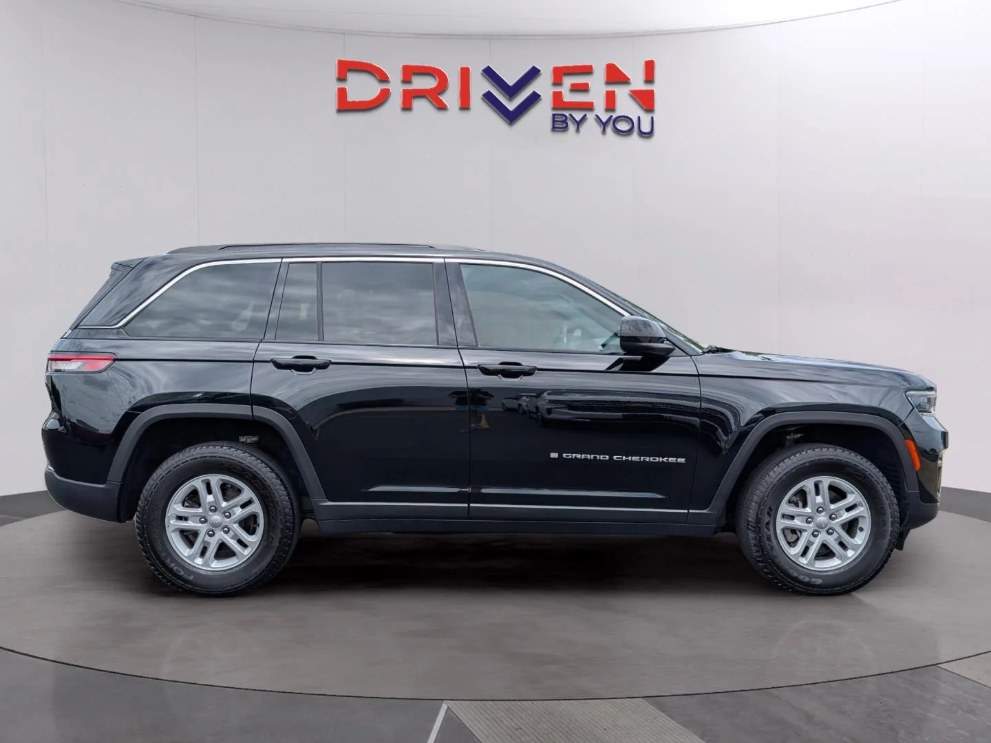 Used 2024 Diamond Black Crystal Pearlcoat Jeep Laredo image 6