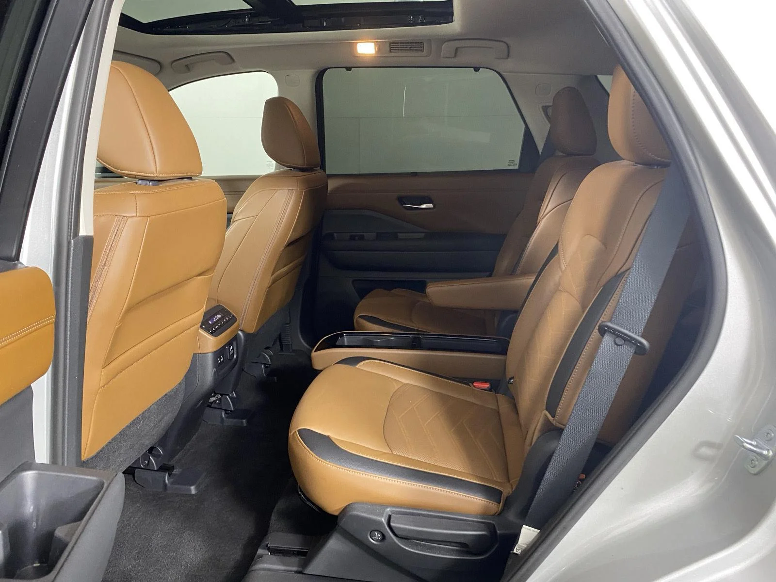 Used 2023 Brilliant Silver Metallic Nissan Platinum image 27