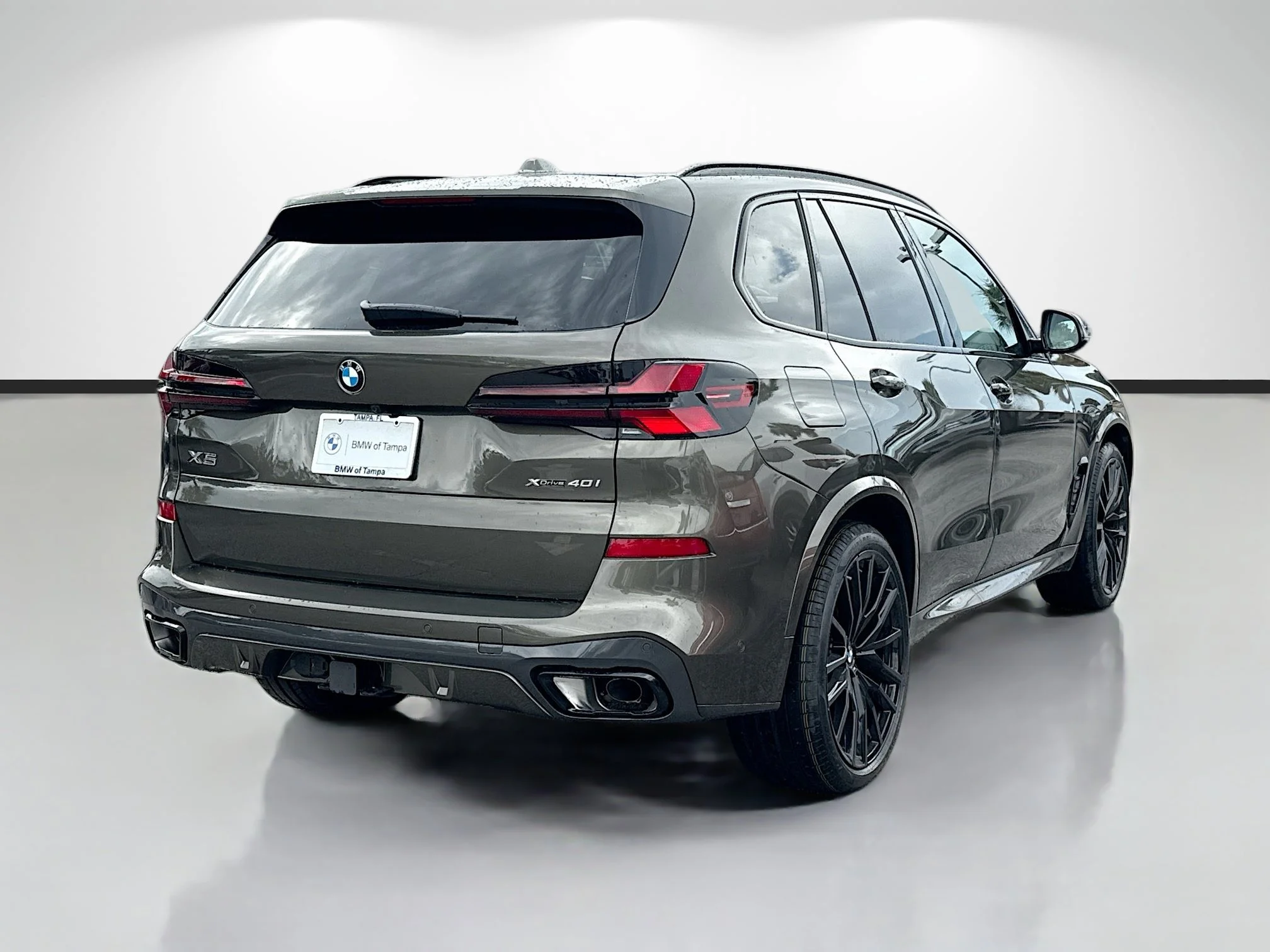New 2026 Manhattan Green Metallic BMW xDrive40i image 3
