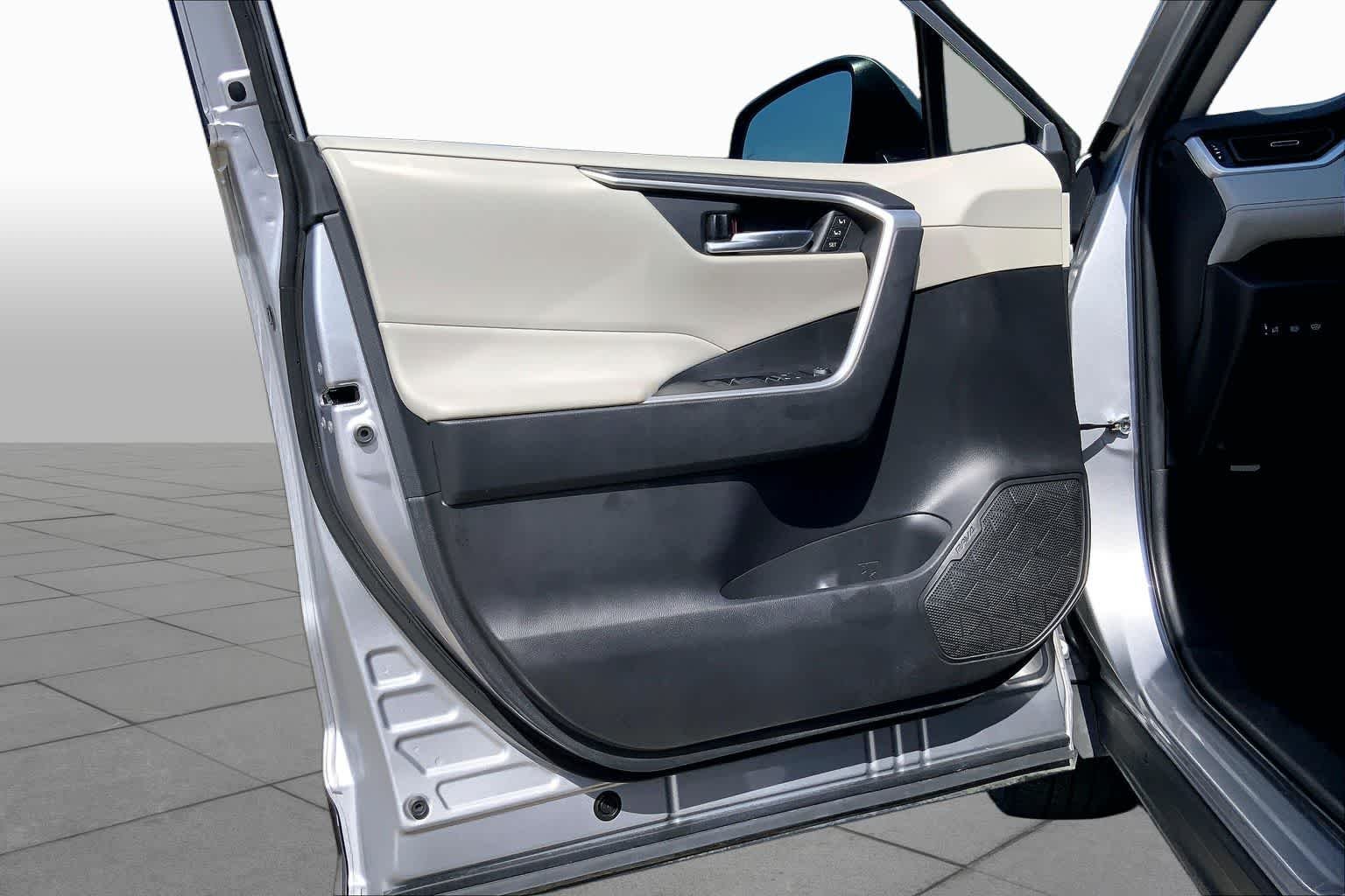 Used 2024 Silver Sky Metallic Toyota XLE Premium image 21