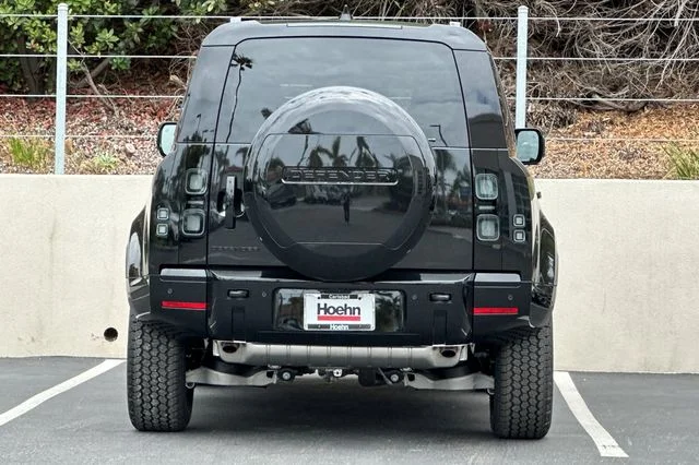 New 2026 Santorini Black Land Rover X-Dynamic SE image 4