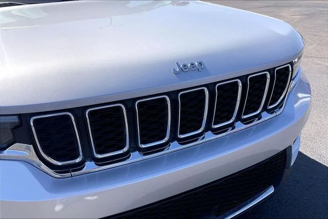 Used 2023 Silver Jeep Laredo image 31