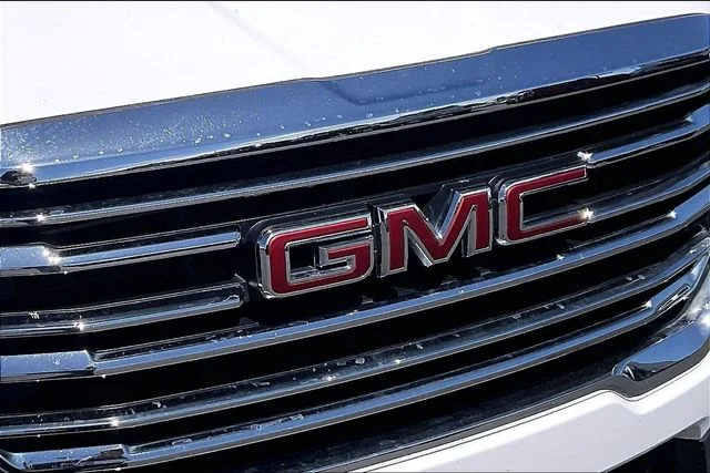 Used 2024 White GMC SLT image 30