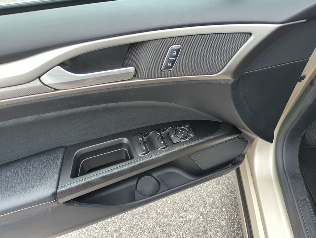 Used 2017 Gold Ford SE image 18