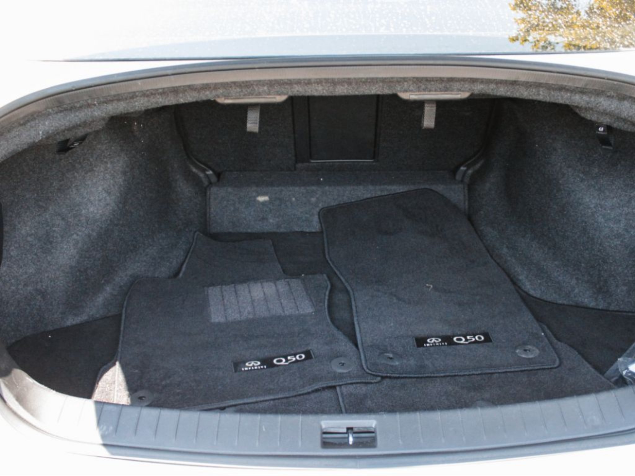 Used 2023 Majestic White INFINITI LUXE image 28