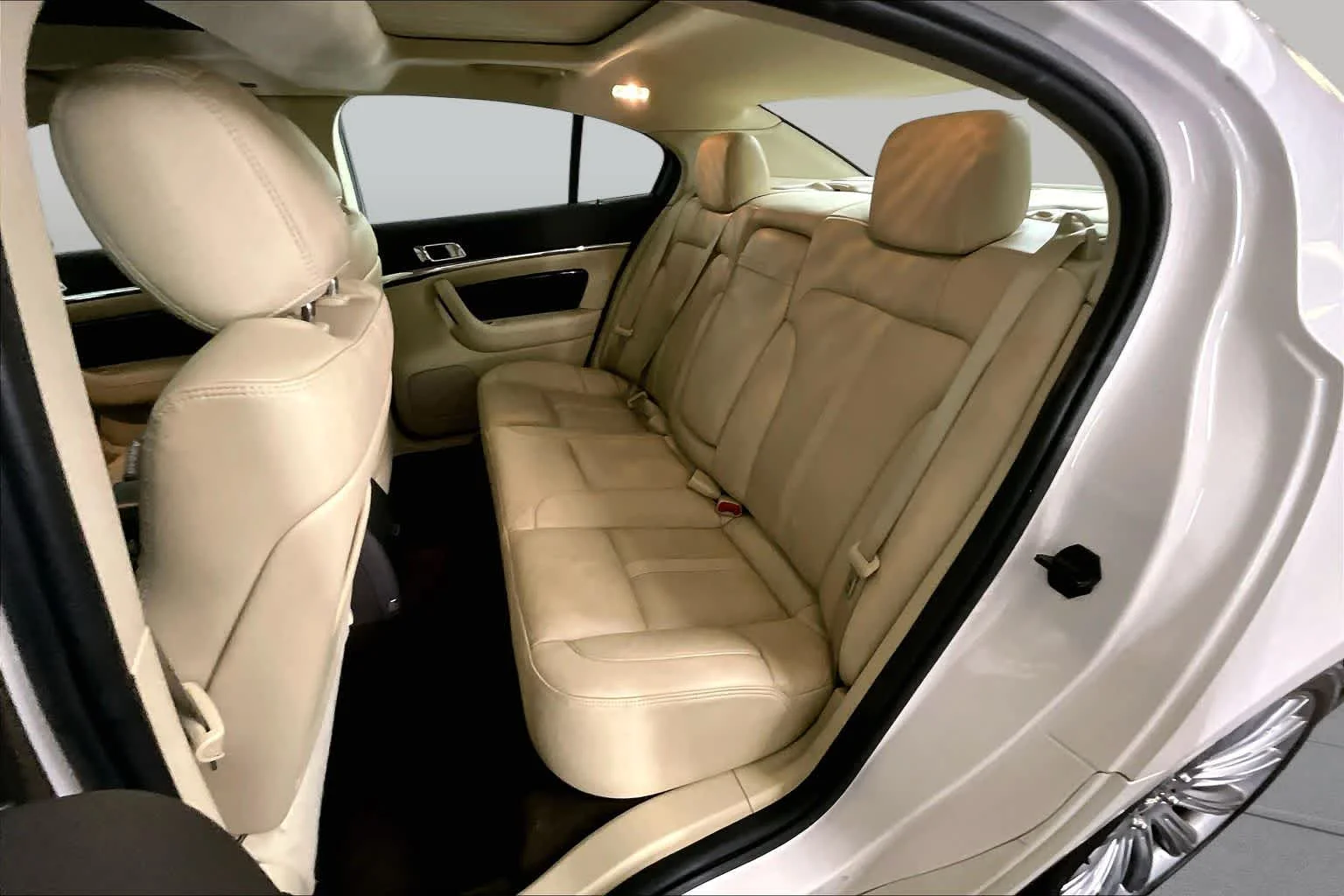 Used 2014 White Platinum Metallic Tri-Coat Lincoln  image 21
