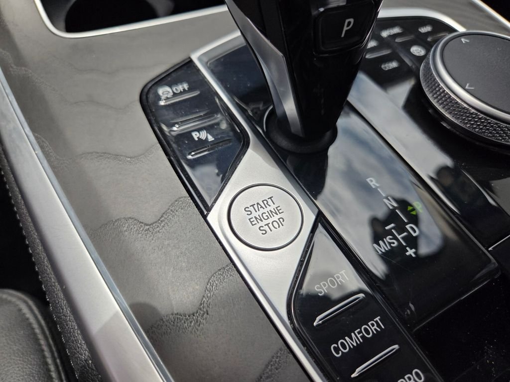 Used 2021 White BMW xDrive40i image 31