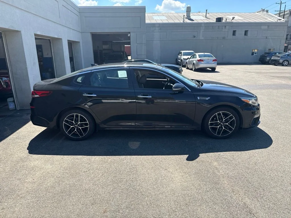 Used 2020 Black Kia SE image 5