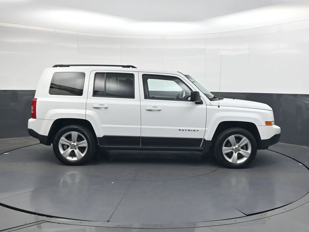 Used 2015 Bright White Clearcoat Jeep Latitude image 3