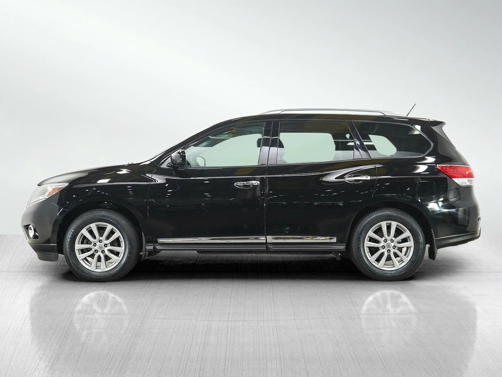 Used 2014 Nissan Pathfinder SL with VIN 5N1AR2MM0EC631724 for sale in Minneapolis, Minnesota