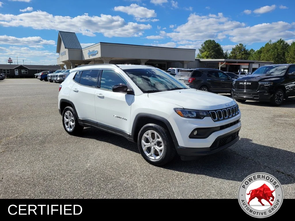 Used 2024 White Jeep Latitude image 9