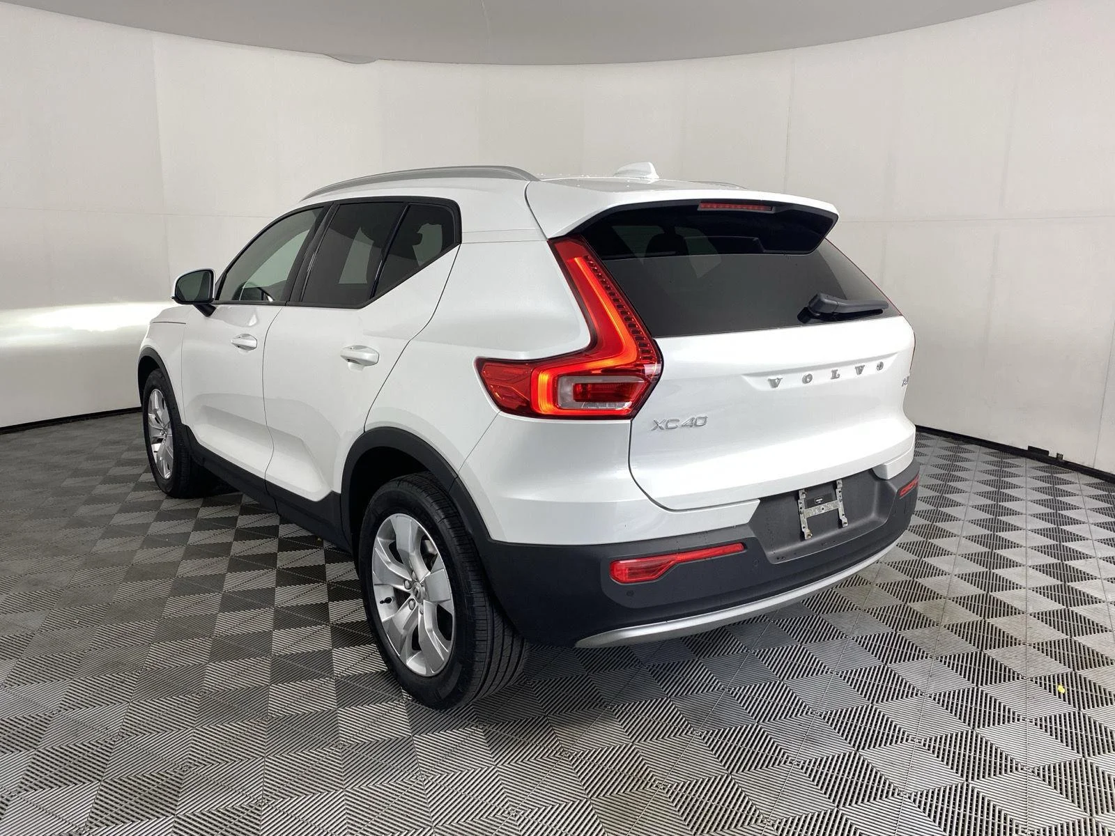 Used 2022 Crystal White Metallic Volvo Momentum image 5