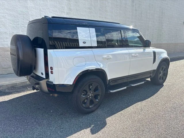 Used 2022  Land Rover X-Dynamic HSE image 4