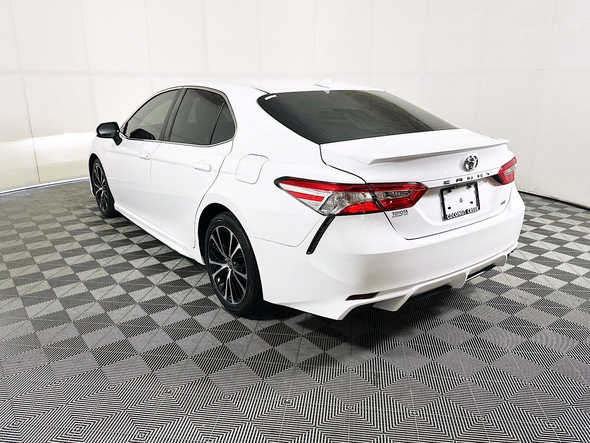 Used 2020 Super White Toyota SE image 5