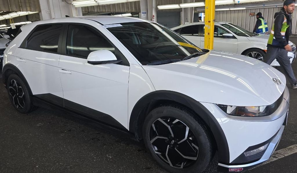 Used 2024 White Hyundai SEL image 3