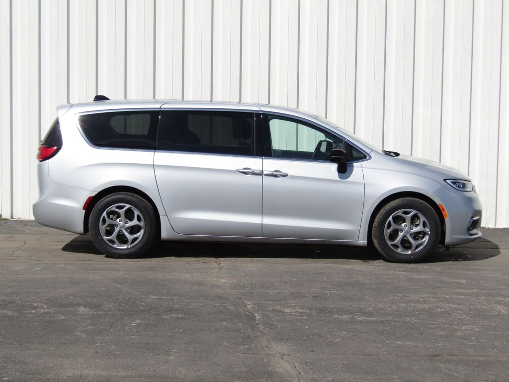 Used 2024 Chrysler Pacifica Limited with VIN 2C4RC1GG7RR124227 for sale in Kansas City