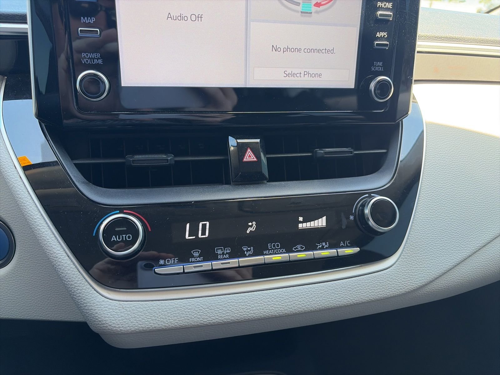 Used 2020 White Toyota LE image 19