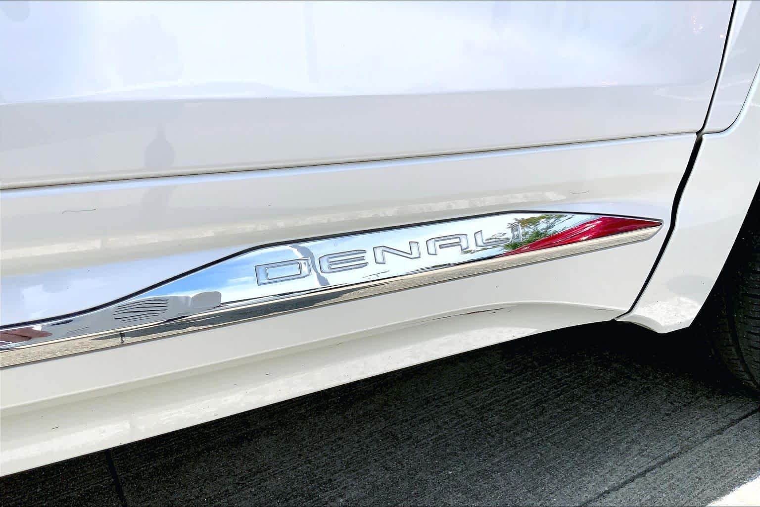 Used 2023 White Frost Tricoat GMC Denali image 10