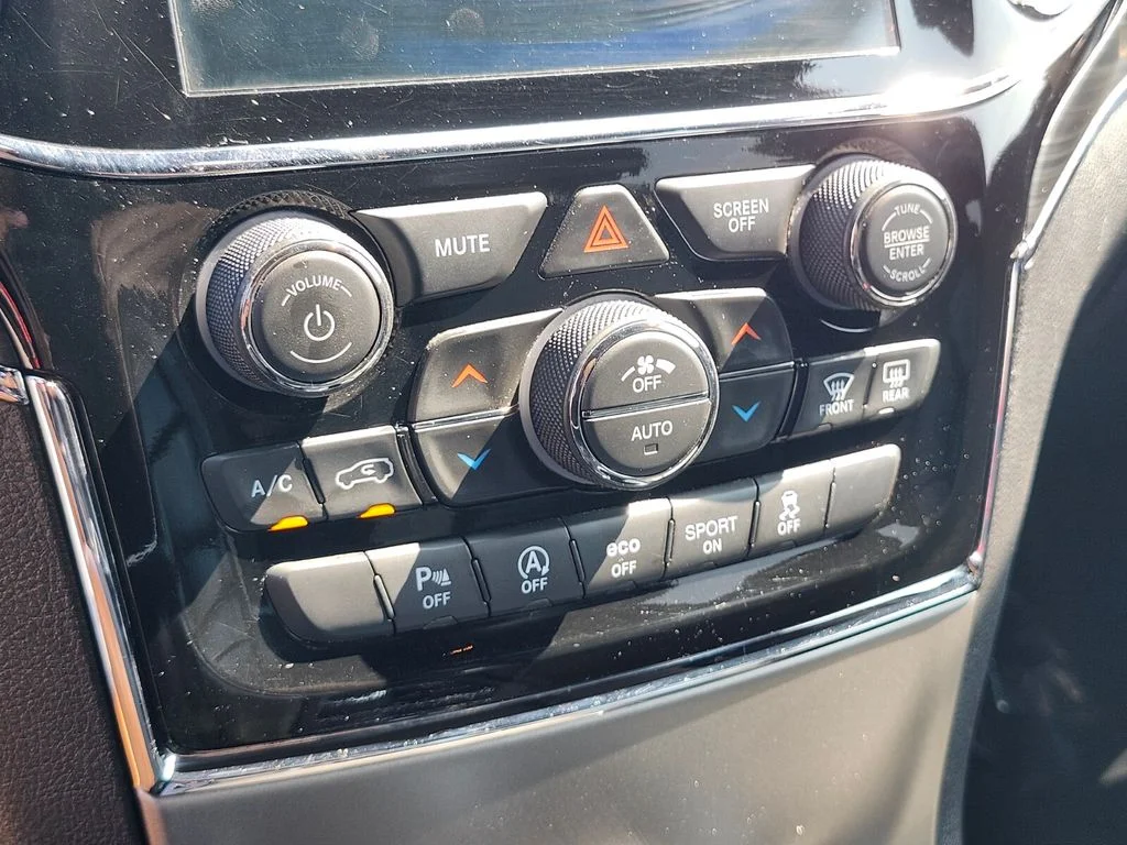 Used 2020 Silver Jeep Limited image 23