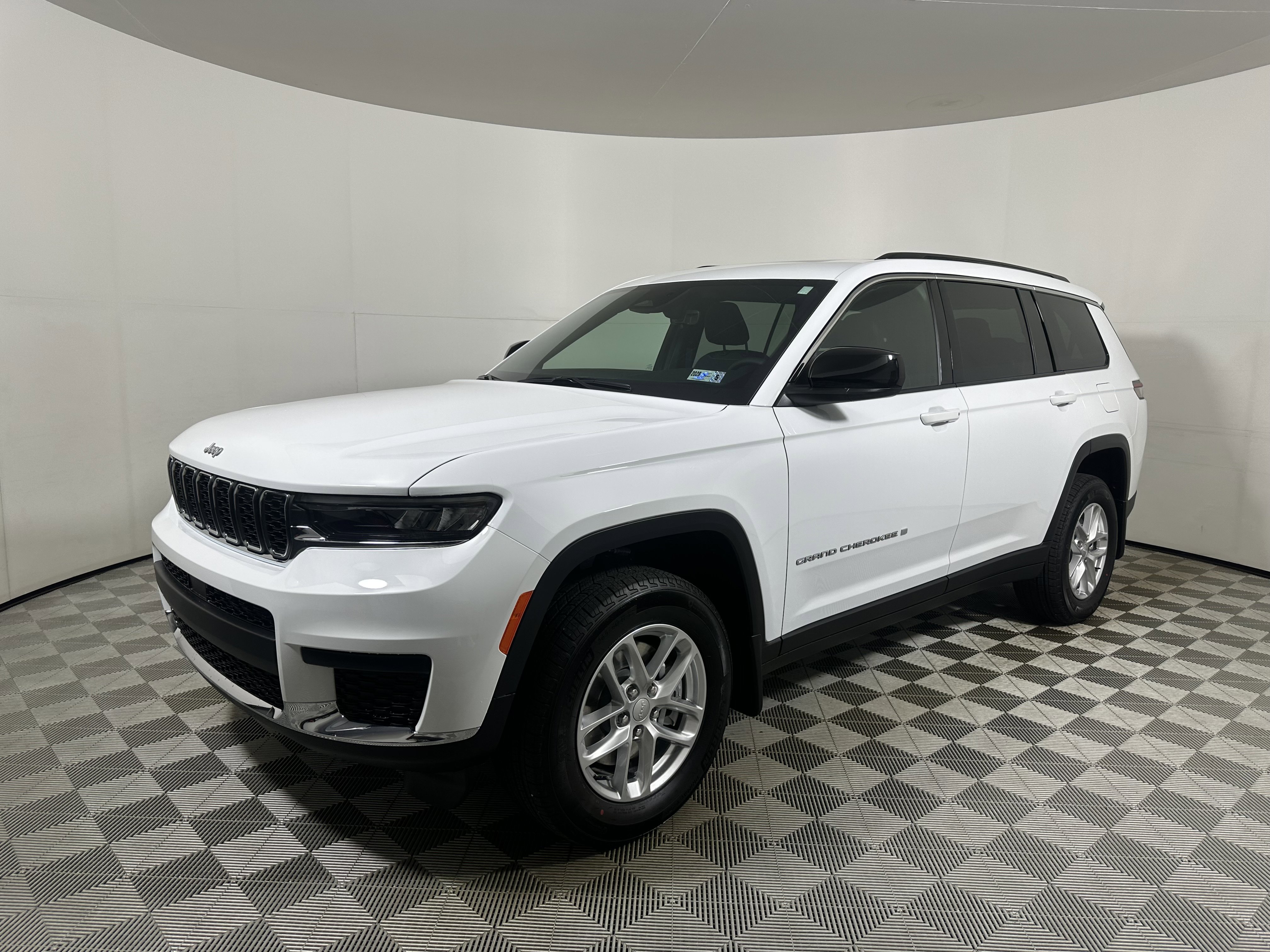 New 2026 Bright White Clear-Coat Exterior Paint Jeep Laredo X image 3