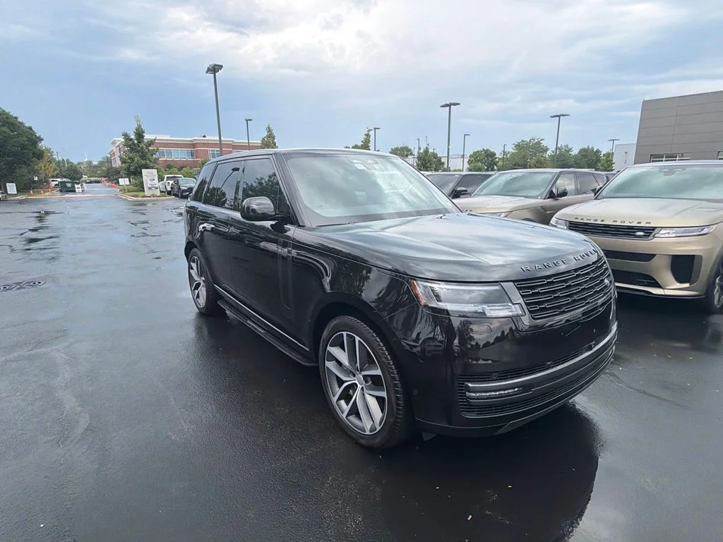 Used 2025  Land Rover SE image 7