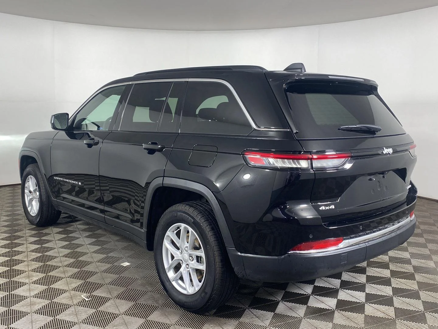 Used 2026 Diamond Black Crystal Pearlcoat Jeep Laredo X image 4