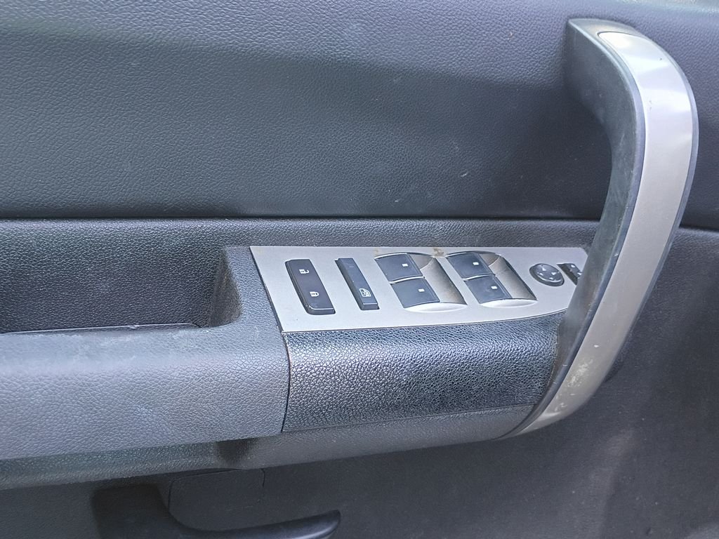 Used 2009 Summit White (Fleet) Chevrolet LT image 13