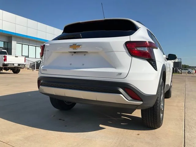 Used 2025 White Chevrolet LT image 33